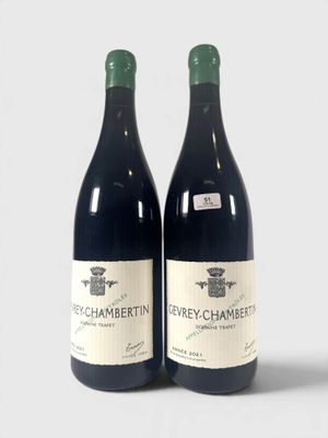 deux bouteilles de vin posées l'une à côté de l'autre sur une table