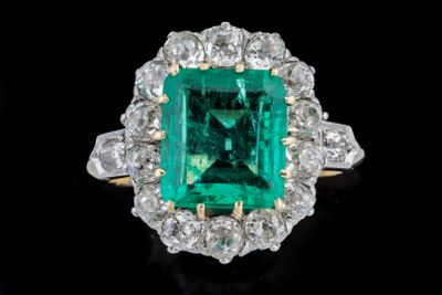 une bague en émeraude et diamant