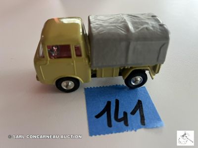 un camion miniature posé à côté d'une feuille de papier bleue