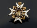 un gros plan d'un insigne sur une surface noire