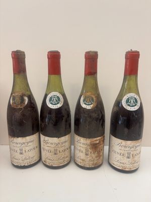 quatre bouteilles de vin sont alignées sur une surface blanche