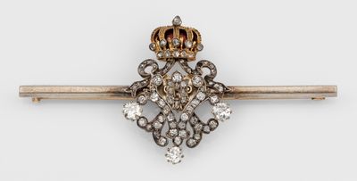 un gros plan d'une broche ornée d'une couronne