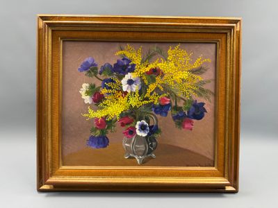 une peinture de fleurs dans un vase sur une table