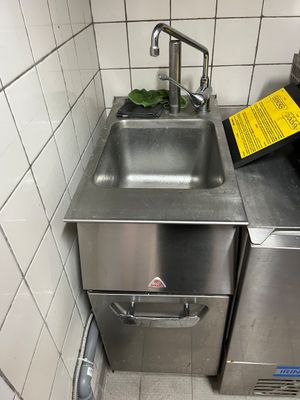 un évier et un lave-vaisselle dans une petite cuisine