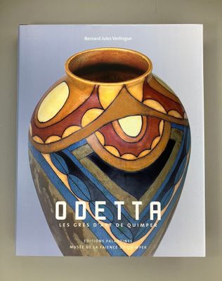 un livre sur lequel figure l'image d'un vase