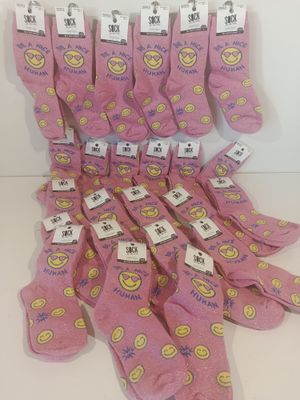 plusieurs paires de chaussettes roses ornées de smileys
