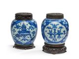 paire de vases bleus et blancs ornés de motifs orientaux, posés sur des socles