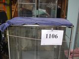 une vitrine en verre recouverte d'un tissu bleu