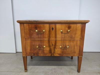 Commode rectangulaire en noyer et placage de noyer ouvrant p…