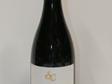 une bouteille de vin posée sur une table