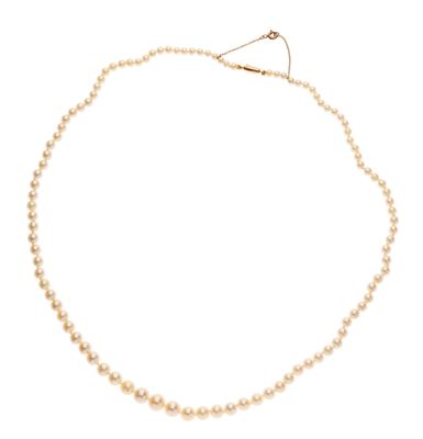 gros plan d'un collier de perles sur fond blanc