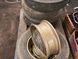 un tas de pneus et d'autres objets posés sur une palette