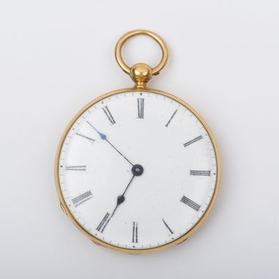 une montre de poche en or avec des chiffres romains sur le cadran