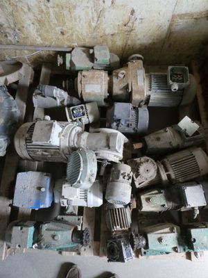 un tas de vieilles pièces de moteurs électriques par terre