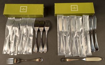 beaucoup de fourchettes et de cuillères dans une boîte verte