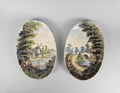 deux assiettes ornées d'une peinture représentant une rivière et un pont