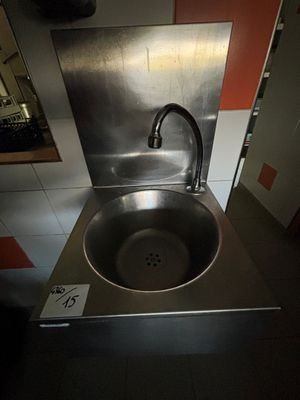 un lavabo en acier inoxydable dans des toilettes publiques