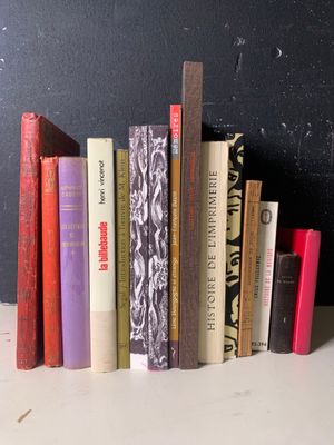 beaucoup de livres qui traînent sur une étagère