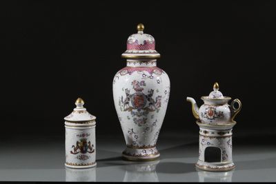 trois vases et une théière posés sur une table