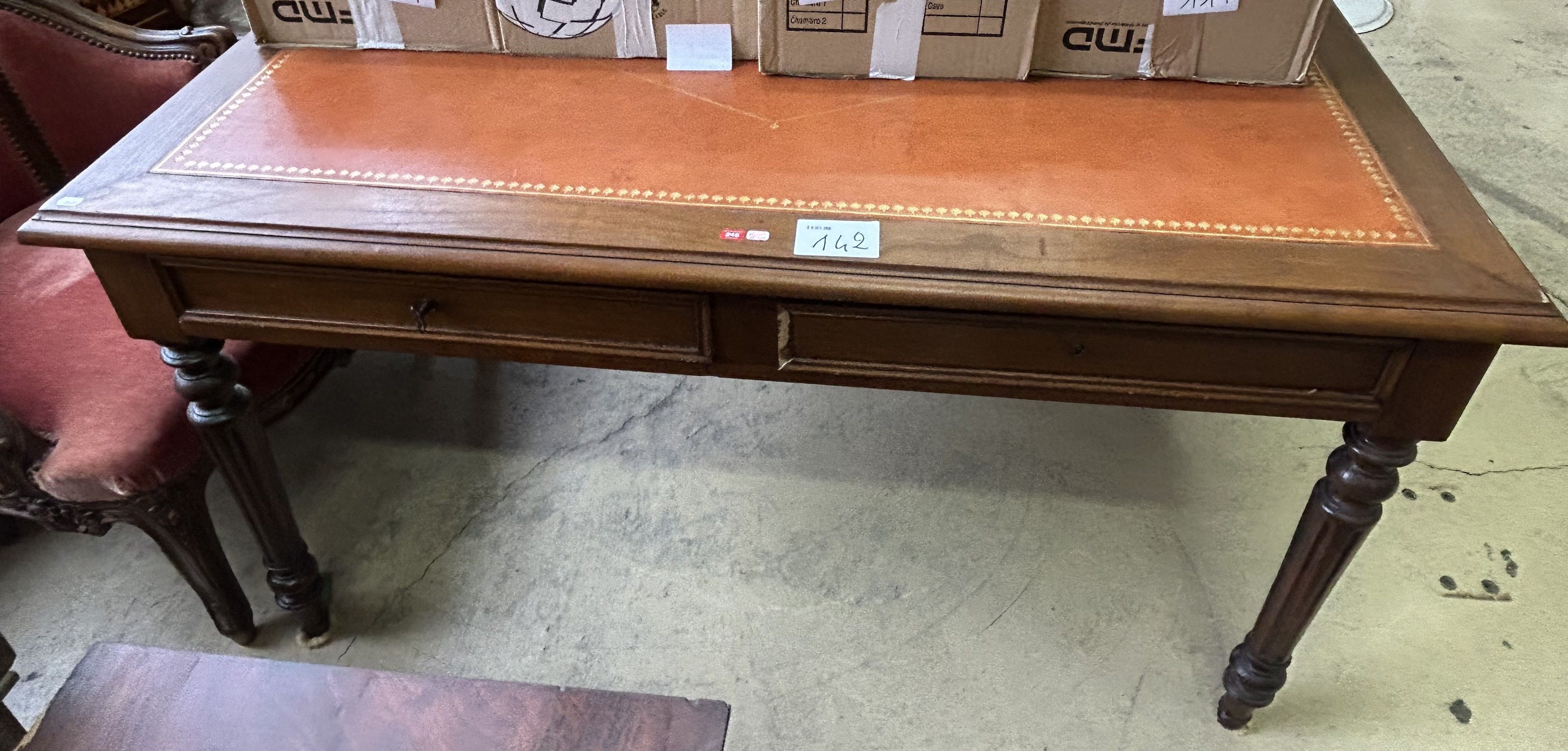 TABLE BUREAU en bois naturel ouvrant par deux tiroirs, les p…