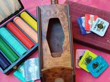 de nombreux jetons de poker de différentes couleurs dans un coffret en bois