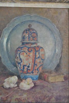 tableau représentant un vase bleu et blanc orné de fleurs posé sur une table