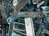 un gros tas d'outils métalliques rangés dans un bac
