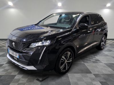 l'avant d'un SUV noir garé sur un sol à damier