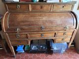 un bureau en bois surmonté d'un miroir