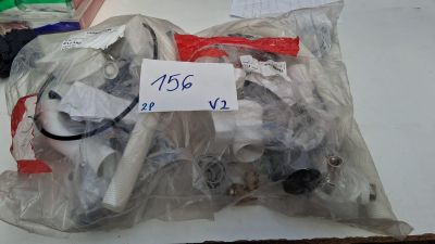 un sac d'objets assortis posé sur une table