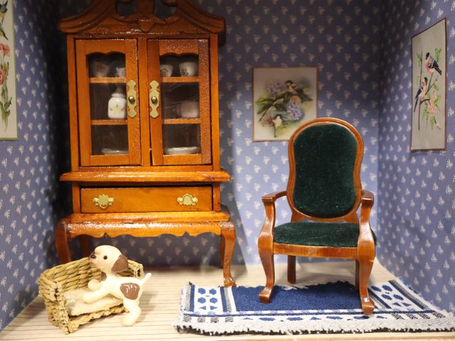 Diorama. Composition miniature, dans une vitrine en bois, vitre e...