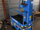 Les ciseaux bleus sont garés devant une porte de garage