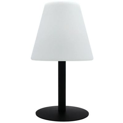 une lampe de table noire surmontée d'un abat-jour blanc