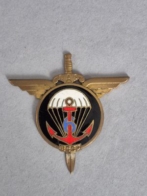 gros plan d'un badge sur une surface blanche