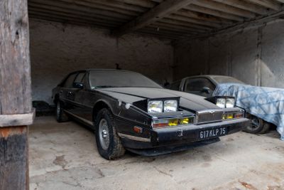 deux voitures garées dans un garage