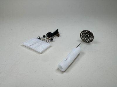 deux petits objets posés sur une table