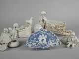de nombreuses figurines posées sur une table