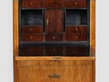 une armoire ancienne en bois avec des tiroirs et d'autres tiroirs posés dessus