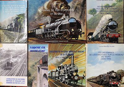 de nombreux livres sur les trains sont exposés sur la table