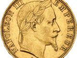 gros plan d'une pièce d'or sur fond blanc