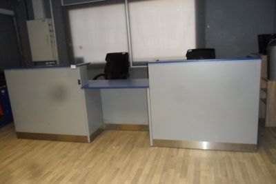 deux bureaux au milieu d'une pièce dotée d'une fenêtre