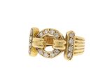 gros plan d'une bague en or avec des diamants sur fond blanc