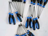 un grand nombre d'outils posés sur la table
