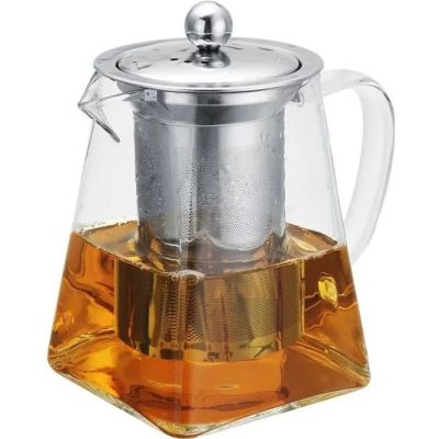 La théière est composée d'un récipient en verre et d'une passoire en métal.