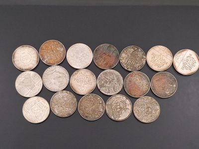 un gros plan sur une pile de pièces de monnaie posée sur une table