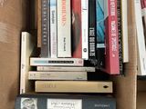 une boîte pleine de livres posée sur le sol