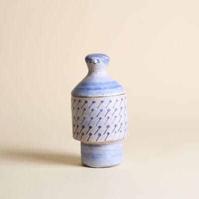 un petit vase bleu et blanc orné d'un oiseau