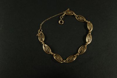un bracelet en or sur fond noir