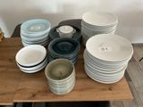 beaucoup d'assiettes et de bols sur la table