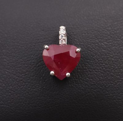 Pendentif en or blanc 18K Orn d'un rubis taill en coeur ca…